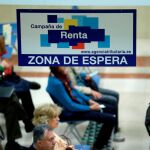 Ciudadanos esperan para ser atendidos en la delegación de Hacienda de Madrid/Efe