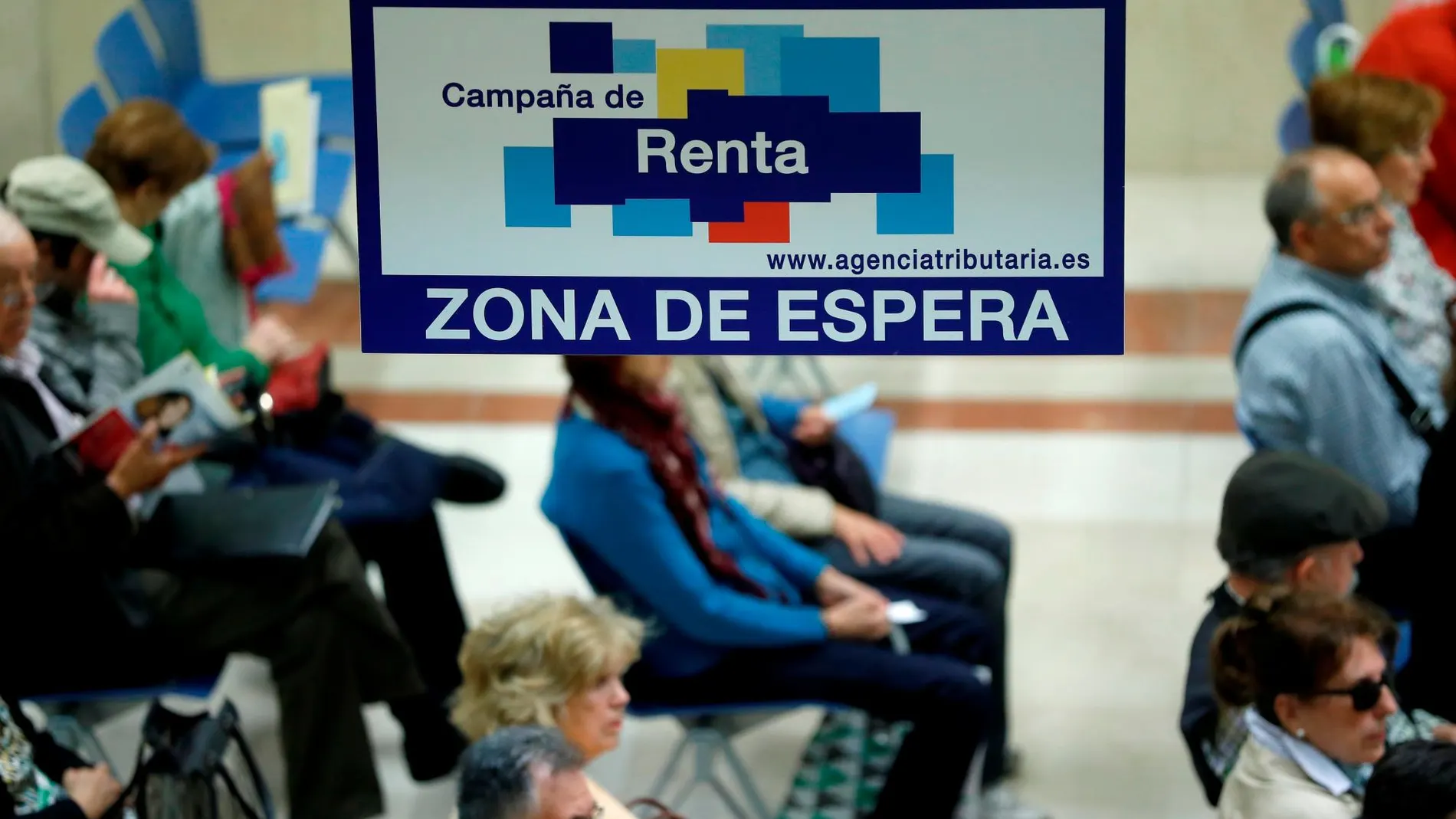 Ciudadanos esperan para ser atendidos en la delegación de Hacienda de Madrid/Efe