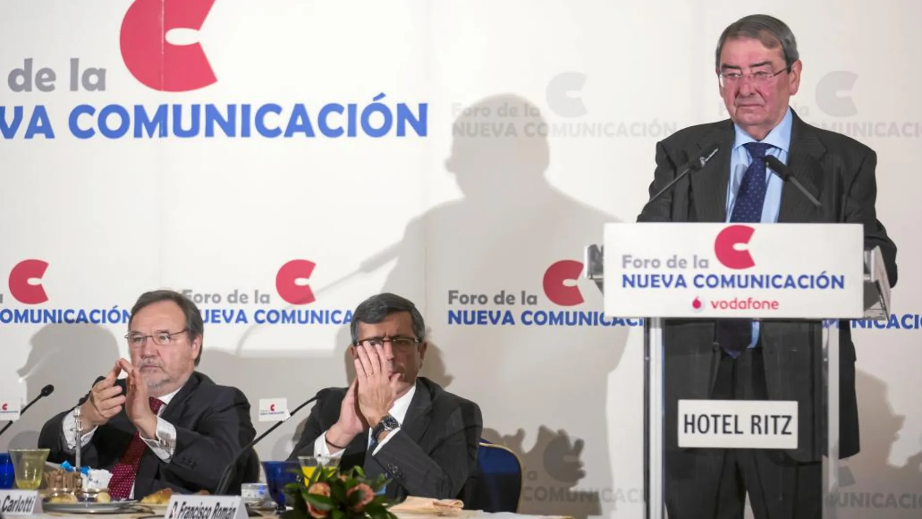 Alejando Echevarría (dcha.) durante su ponencia, acompañado por Francisco Román (centro) y Maurizio Carlotti (izqda.)