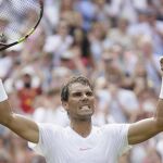 Rafael Nadal celebra su victoria sobre Mikhail Kukushkin en Wimbledon. (AP Photo/Tim Ireland)