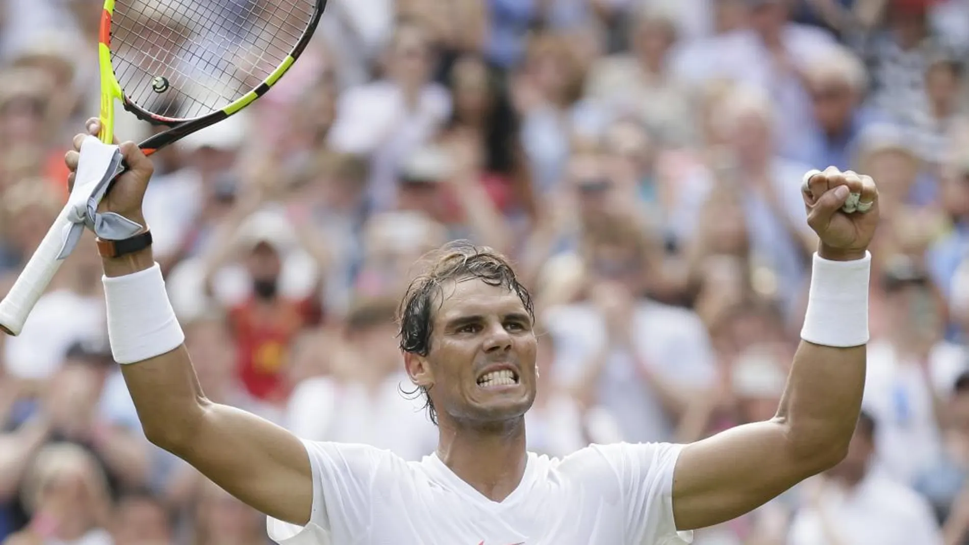 Rafael Nadal celebra su victoria sobre Mikhail Kukushkin en Wimbledon. (AP Photo/Tim Ireland)