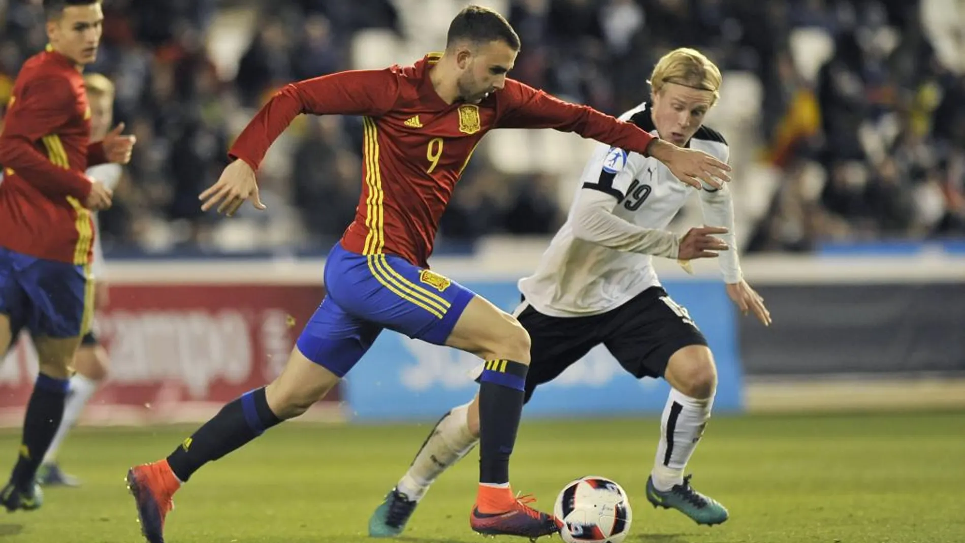 El delantero de la selección española Borja Mayoral (i) y el jugador de Austria, Schlager luchan por el balón durante el partido de Fútbol Internacional Sub 21