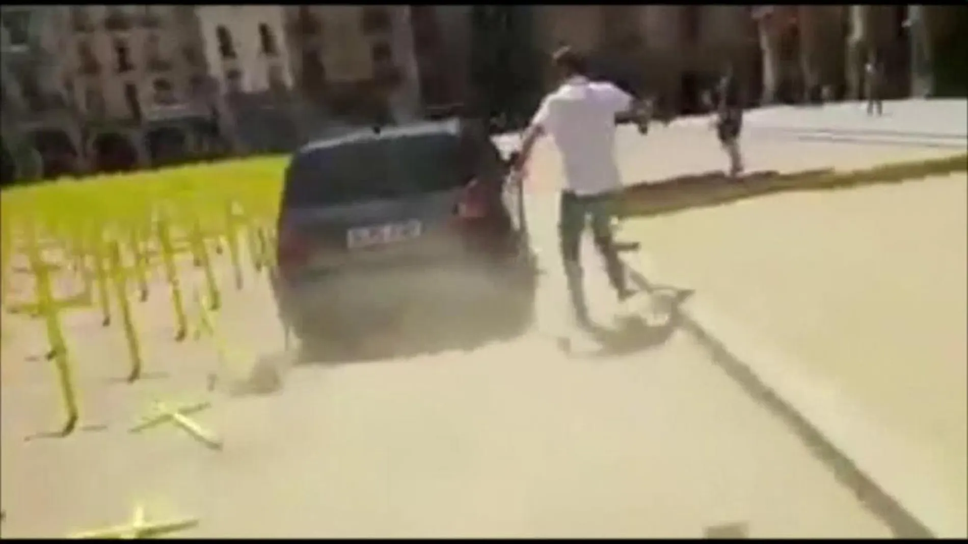 Un coche arrolla cruces amarillas por los presos plantadas en la plaza de Vic