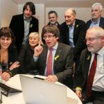 Puigdemont y sus exconsellers siguen los resultados desde Bruselas.
