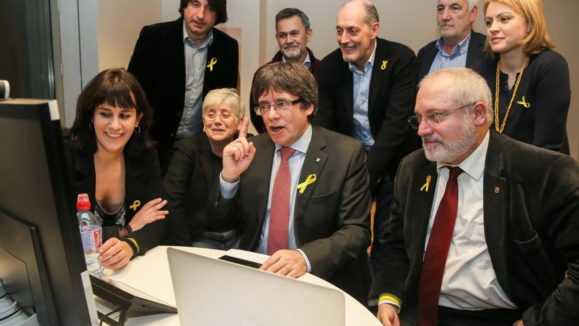 Puigdemont y sus exconsellers siguen los resultados desde Bruselas.