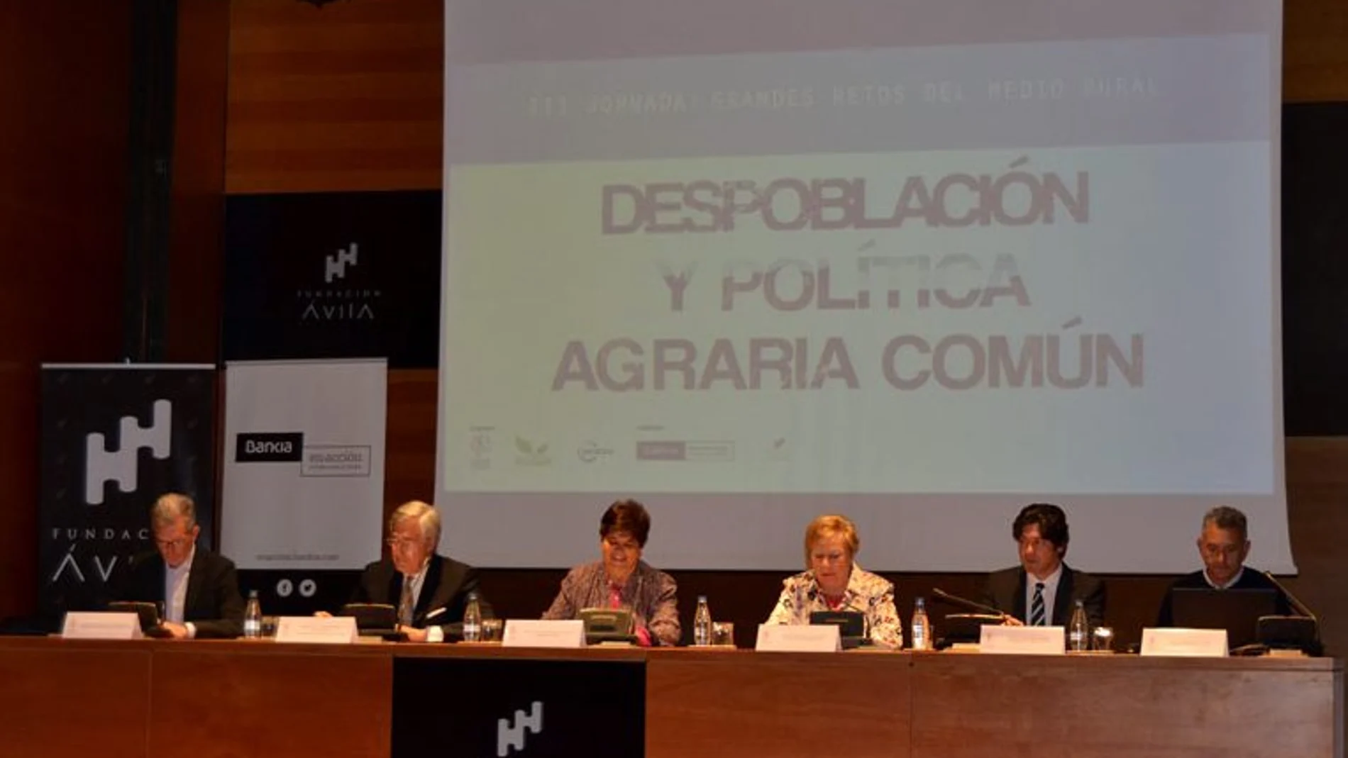 La rectora María del Rosario Sáez Yuguero, José Luis Rivas, Dolores Ruiz, José Francisco Hernández, Arturo Barral y Juan Antonio López, en el arranque de la jornada