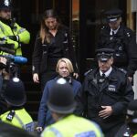 La fiscal sueca Ingrid Isgren sale de la Embajada de Ecuador en Londres (Reino Unido) hoy, 14 de noviembre de 2016, tras interrogar al fundador del portal WikiLeaks