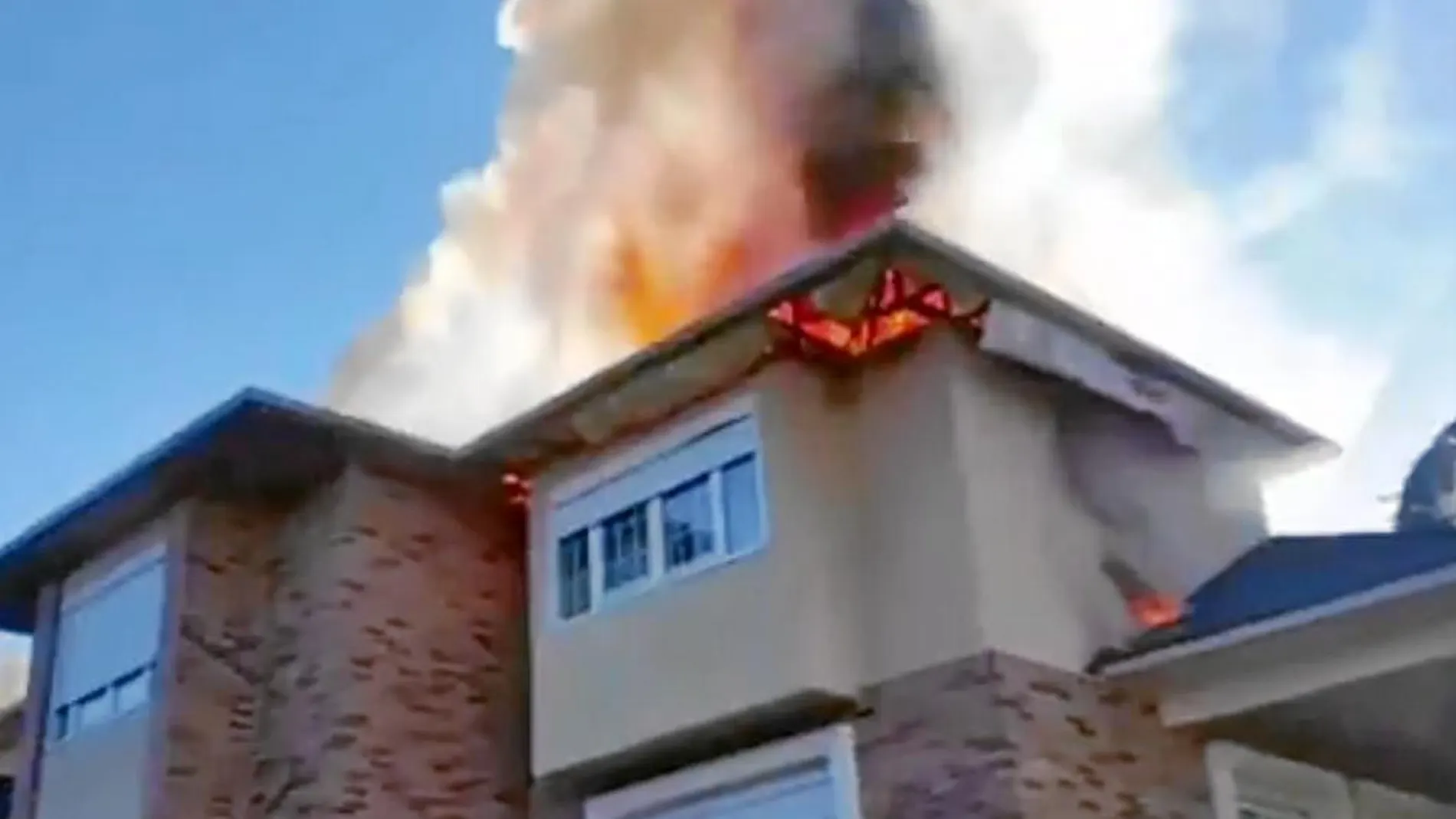 En la localidad de Las Rozas, una vivienda ardió casi por completo por un fuego originado en la chimenea. En este caso no hubo heridos