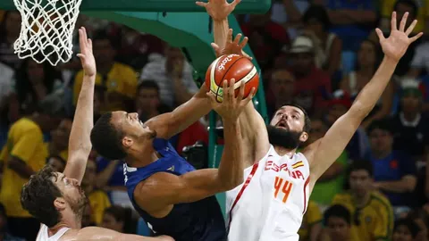 Pau Gasol y Nikola Mirotic en un momento del partido ante Francia