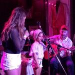 Las hijas de Bimba bosé en el concierto del Hard Rock Café Madrid.
