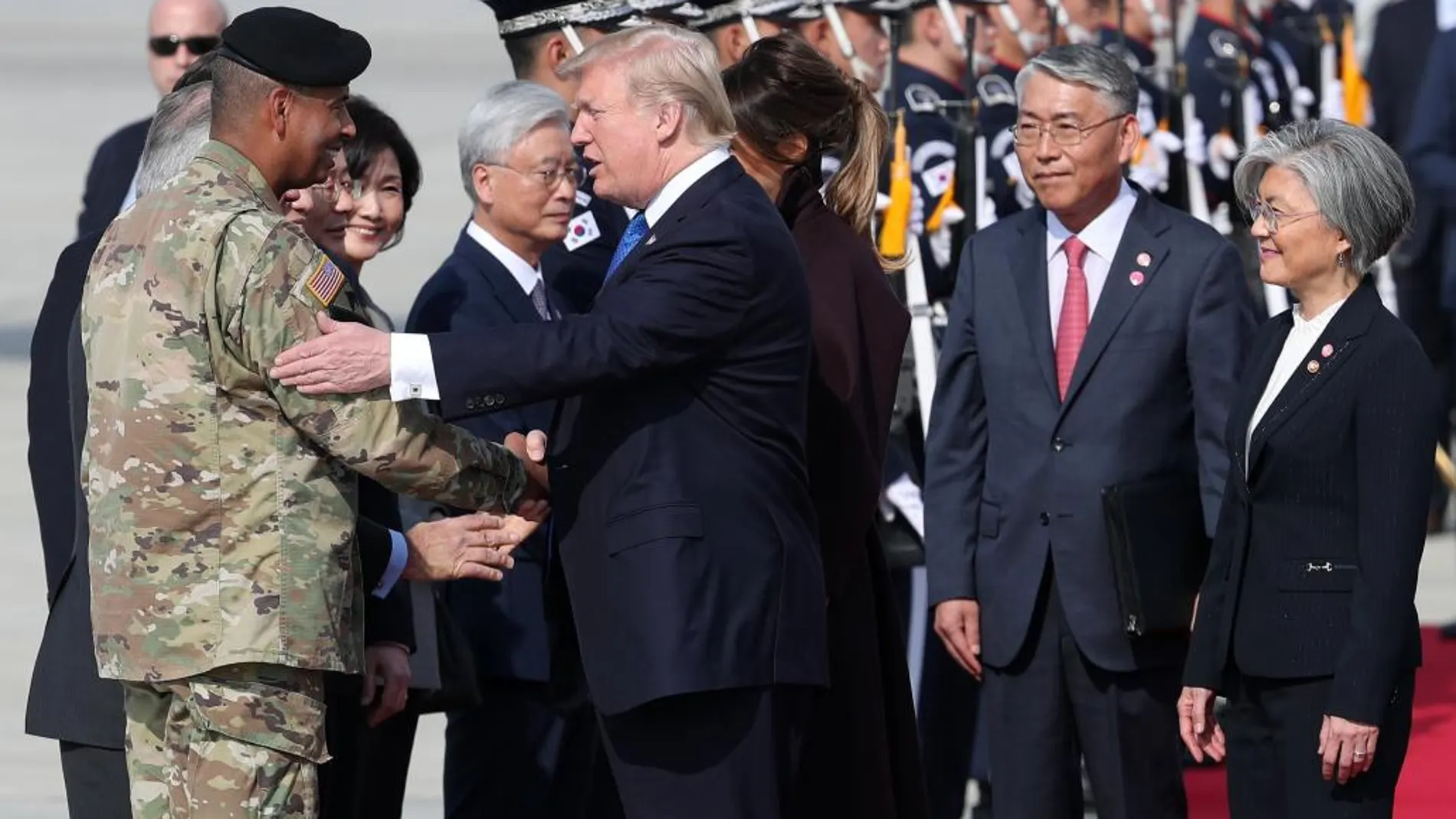 El presidente de los Estados Unidos, Donald J. Trump (c), saluda al comandante de las Fuerzas de Estados Unidos Corea, general Vincent Brooks (i), a su llegada hoy, martes 7 de noviembre de 2017, a la base aérea estadounidense Osan, en Pyeongtaek (Corea del Sur)