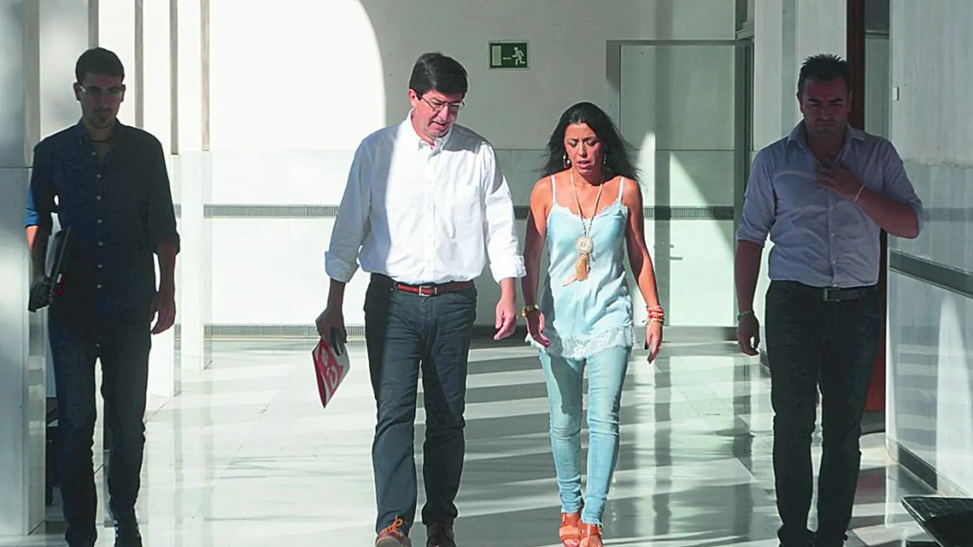 Juan Marín, junto a Marta Bosquet, en el Parlamento de Andalucía.