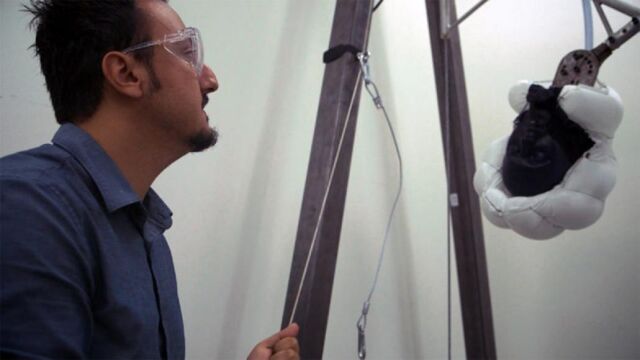 El investigador Mehmet Kurt prueba el nuevo casco con airbag