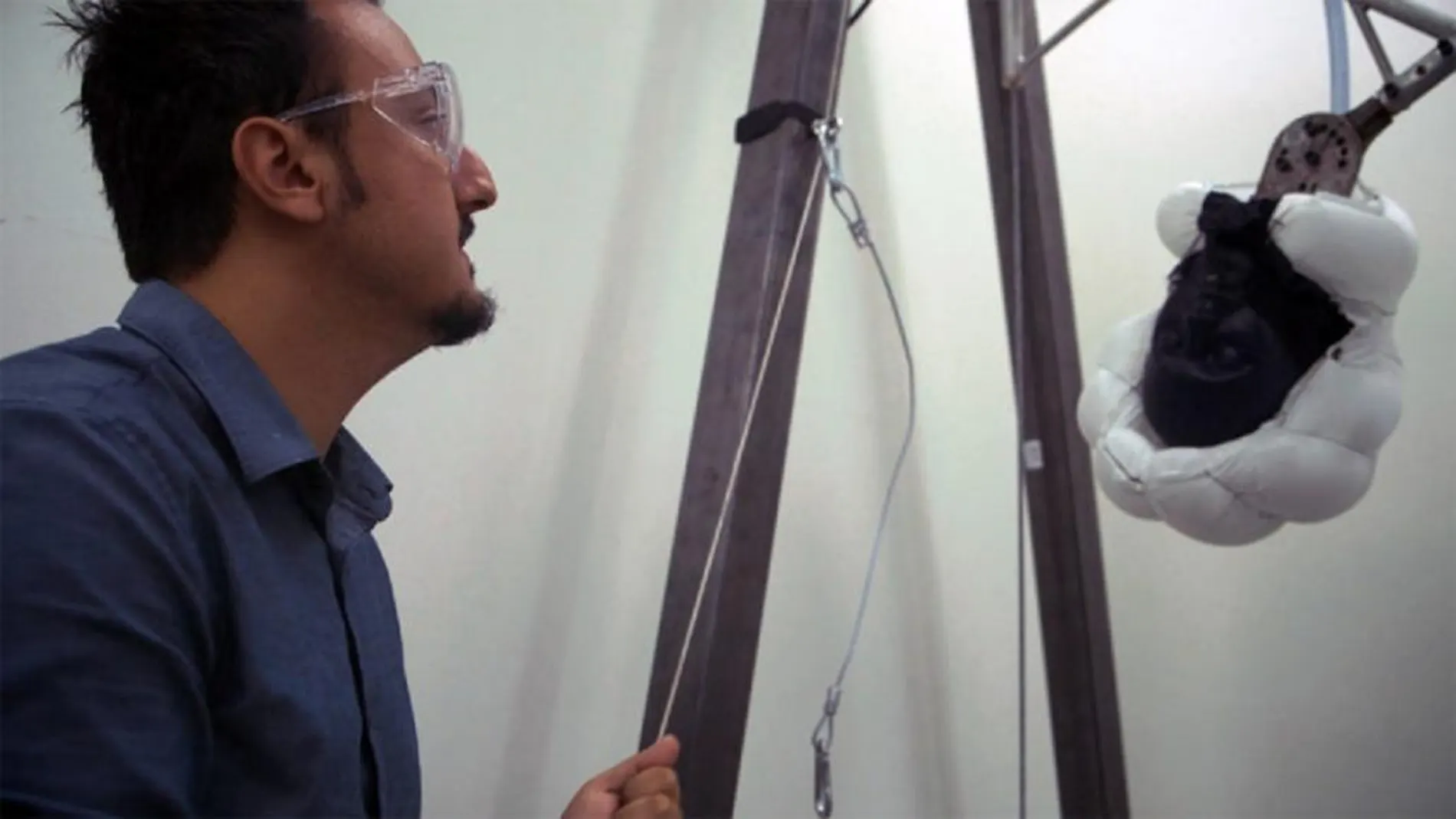 El investigador Mehmet Kurt prueba el nuevo casco con airbag