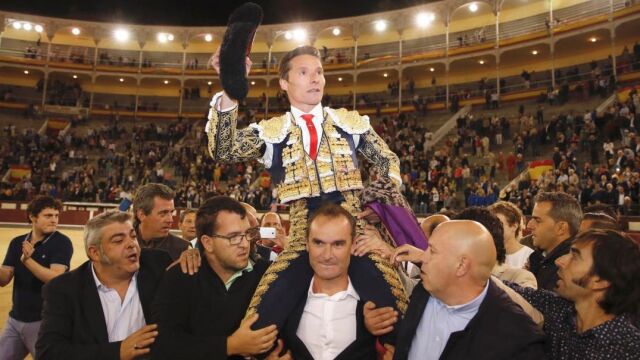 El diestro Diego Urdiales sale por la puerta grande tras el sexto y último festejo de la Feria de Otoño de Las Ventas/Foto: Efe