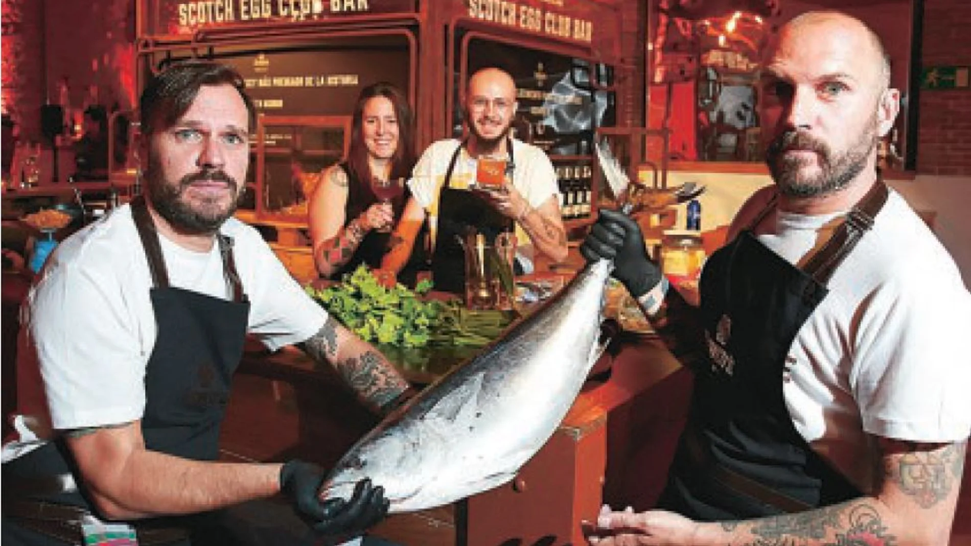 Los cocineros de Xemei junto a los bartenders Inés Martínez y Adrián Benito en la Real Fábrica de Tapices, que hoy acoge la cita / Foto: Cipriano Pastrano