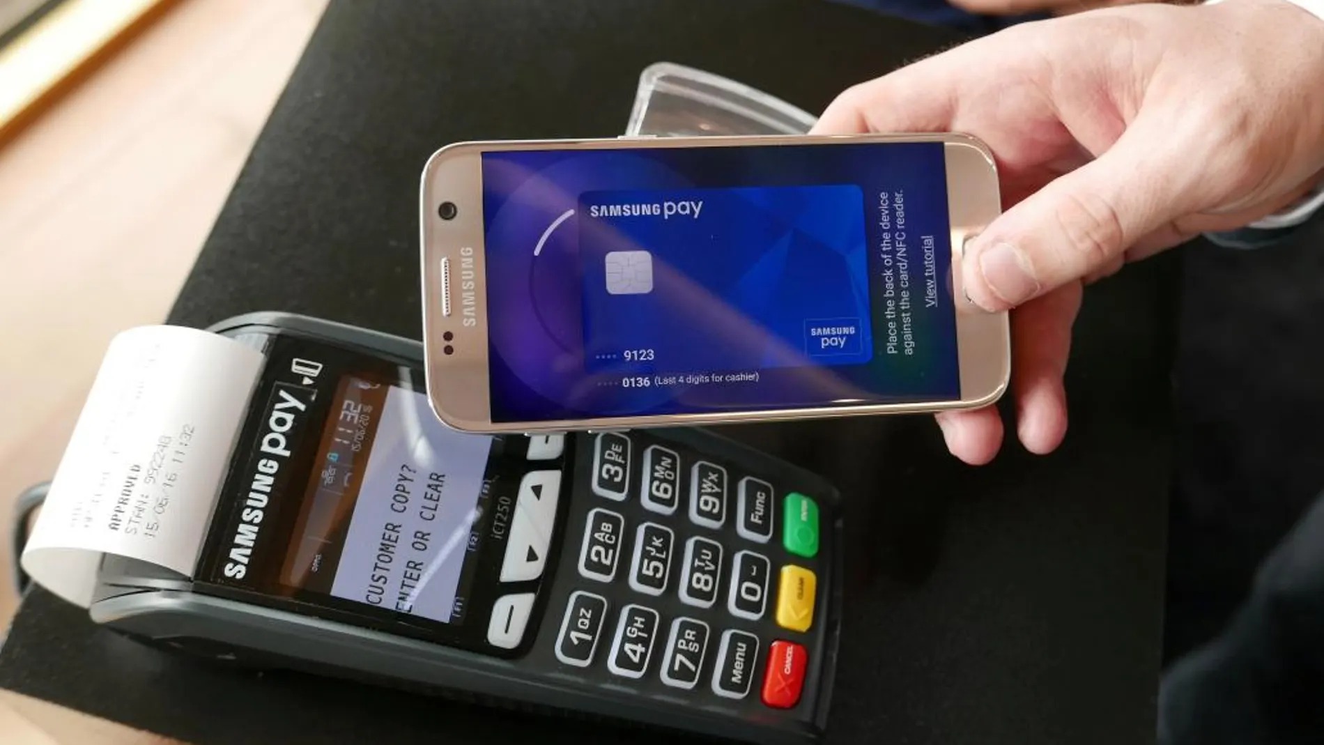 Un cliente usa su teléfono Samsung para pagar
