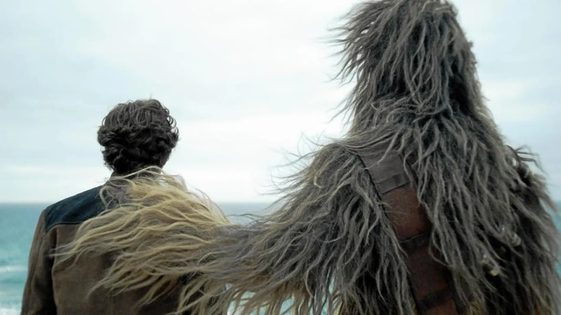 Han Solo, interpretado por Alden Ehrenreich, y Chewbacca, en una escena del filme, novena película de la saga.