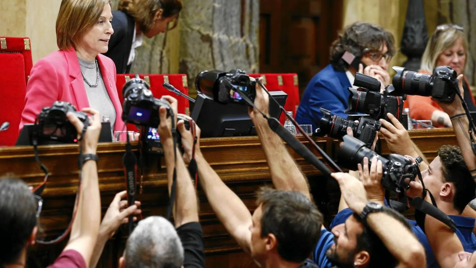 Carme Forcadell, ayer en el Parlament, ante una nube de medios