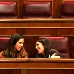 Ione Belarra e Irene Montero conversan en la bancada morada en el último pleno del Congreso de la Legislatura