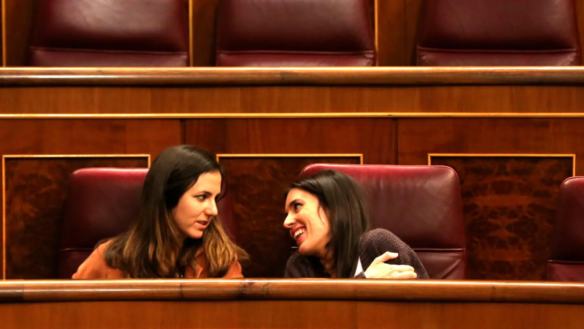 Ione Belarra e Irene Montero conversan en la bancada morada en el último pleno del Congreso de la Legislatura