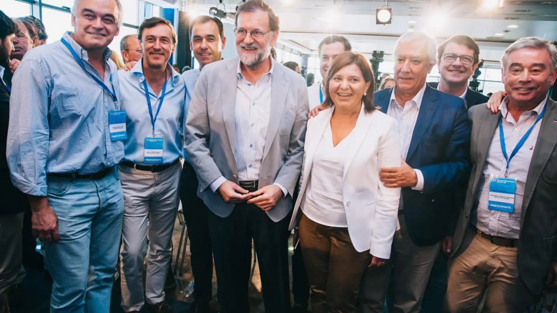 Mariano Rajoy, junto a Isabel Bonig, Esteban González Pons, Javier Arenas, Rafael Hernando y Fernando Martínez-Maillo, ayer durante la jornada de clausura de la reunión interparlamentaria del PP