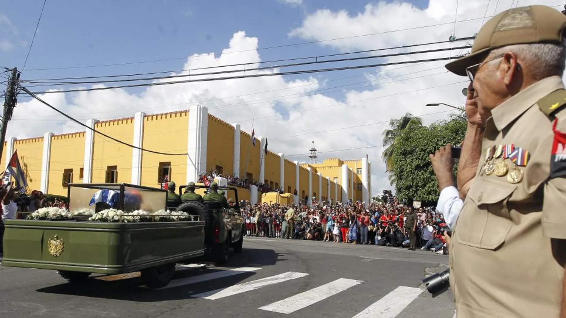 Miles de personas reciben a la caravana con las cenizas de Fidel Castro  en la ciudad de Santiago de Cuba