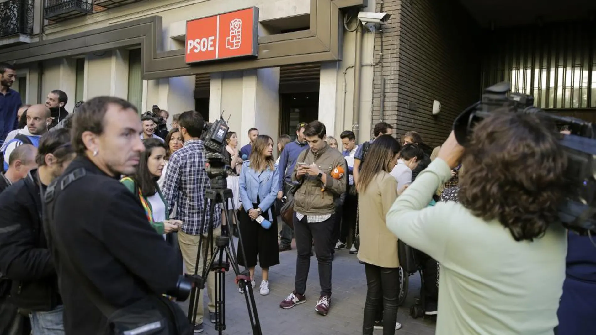 Gran expectación a las puertas de la sede del PSOE