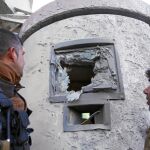 Dos afganos observan los desperfectos en la embajada tras el ataque