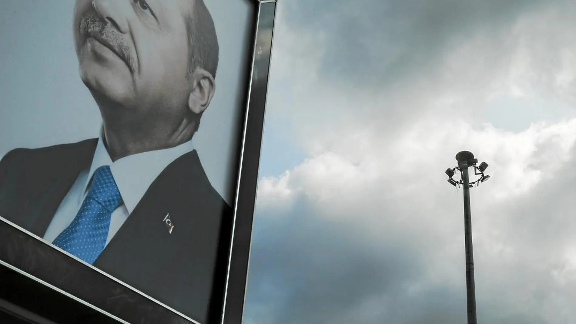Erdogan cuenta casi con más retratos que el padre de la patria, Kemal Atatürk, en las calles de Estambul