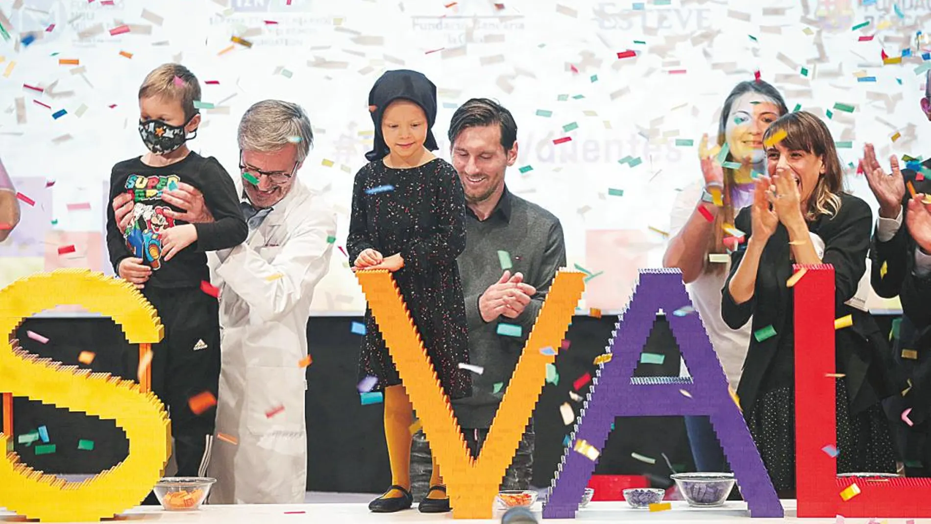 Leo Messi coloca junto a Alicia y Pau las últimas piezas de lego de la primera piedra simbólica del SJD Pediatric Cancer Center