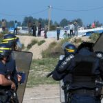 Policías protegiendo las zonas aledañas al campo de Calais