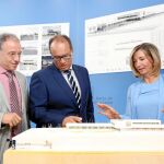 La consejera de Familia, Alicia García, junto a Carlos Raúl de Pablos y Pablo Rodríguez presentan el centro