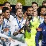 Los jugadores del real Madrid celebran la victoria