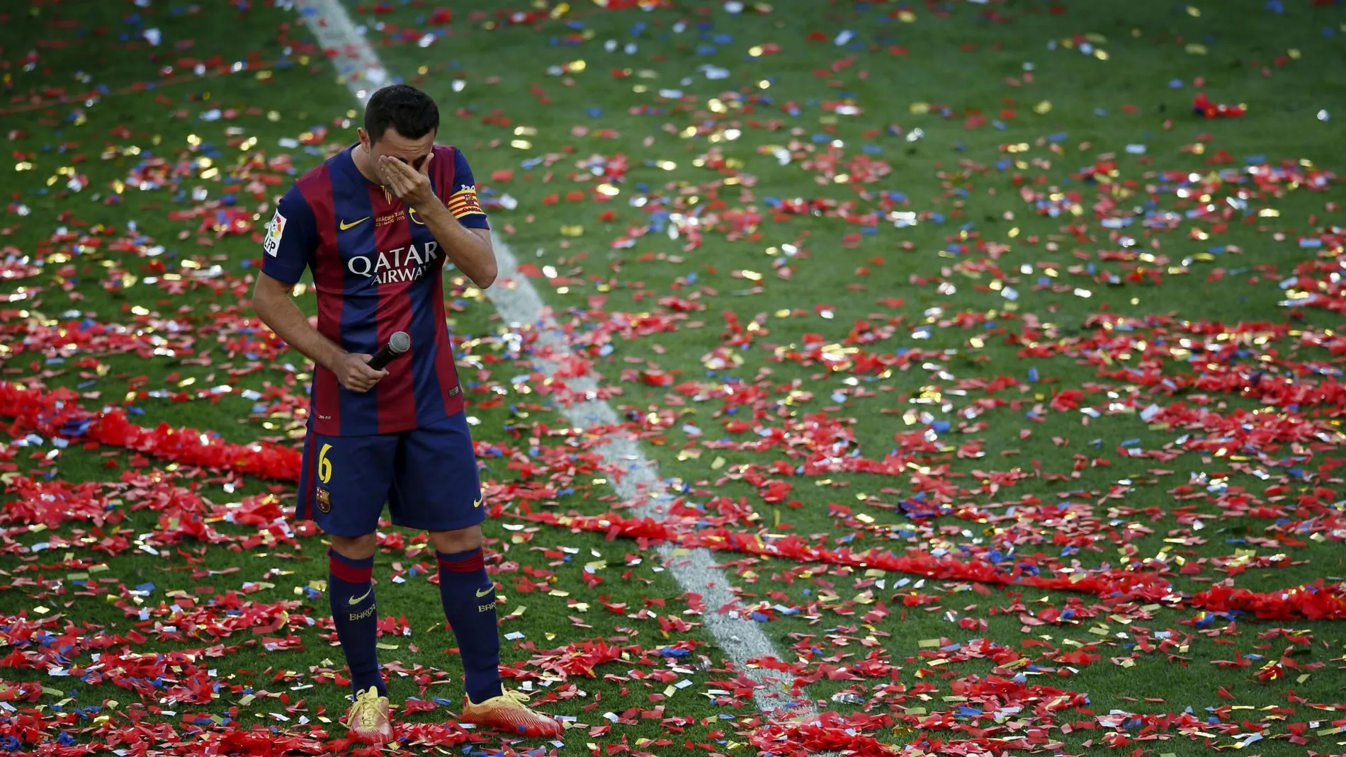 Xavi Hernandez llora durante su despedida del Camp Nou