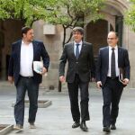 El presidente de la Generalitat, Carles Puigdemont (d), el vicepresidente del Govern y conseller de Economía, Oriol Junqueras (i) y el conseller de la presidencia Jordi Turull