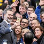 Don Felipe, cercano y comprometido con los ciudadanos, visitó el pasado lunes la Central Lechera Asturiana, donde se le pudo ver saludando y tomándose fotos con la gente