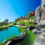 El hotel cuenta con siete piscinas, dos de ellas climatizadas, lo que garantiza el privilegio de darse un chapuzón en cualquier época del año.