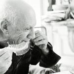 Pablo Picasso comiendo en La Californie fotografiado por David Douglas Duncan