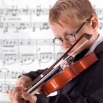 Los beneficios de tocar un instrumento en los niños