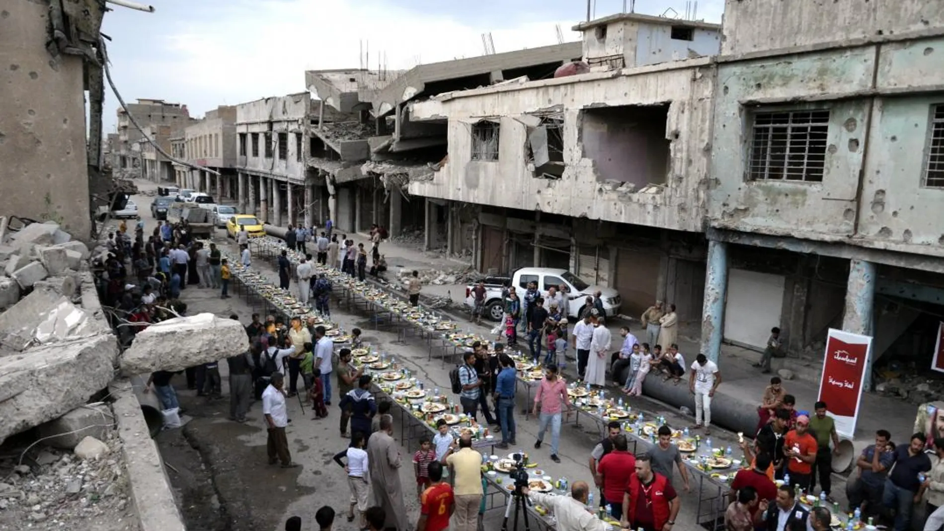 Los residentes de Mosul comen para romper su ayuno entre los escombros de edificios en la antigua ciudad/Foto: Efe