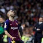 El defensa del FC Barcelona, Jordi Alba, gesticula