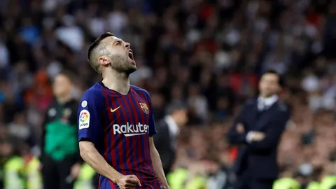 El defensa del FC Barcelona, Jordi Alba, gesticula