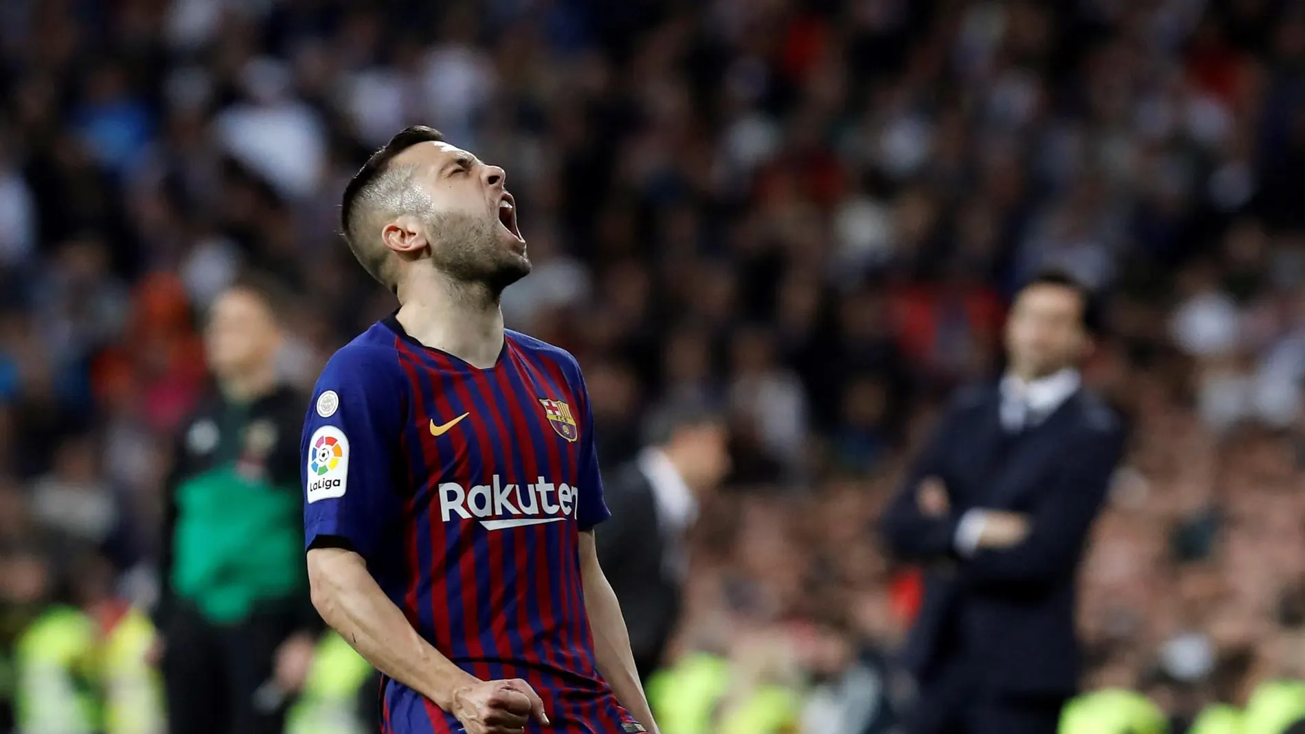 El defensa del FC Barcelona, Jordi Alba, gesticula