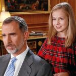 Felipe VI, junto a su hija Leonor, durante la grabación del discurso de Navidad del pasado año