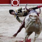 Imagen de la cogida de Roca Rey, ayer, en Pamplona