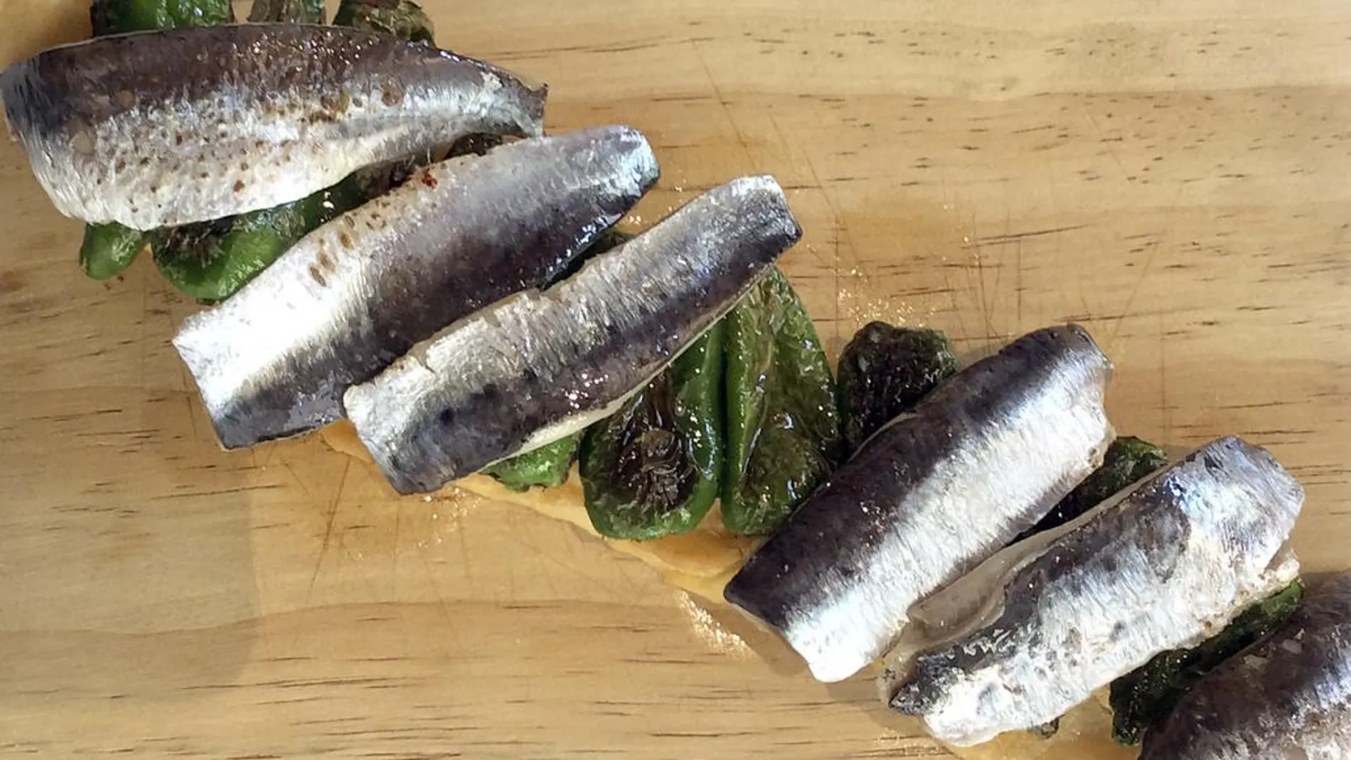 La sardina asada representa, en el imaginario gastrónomo, la quintaesencia del chiringuito primigenio