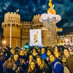 CELEBRACIÓN EN LA CALLE. Cerca de dos mil falleros se reunieron en torno a las Torres de Serranos para celebrar la designación