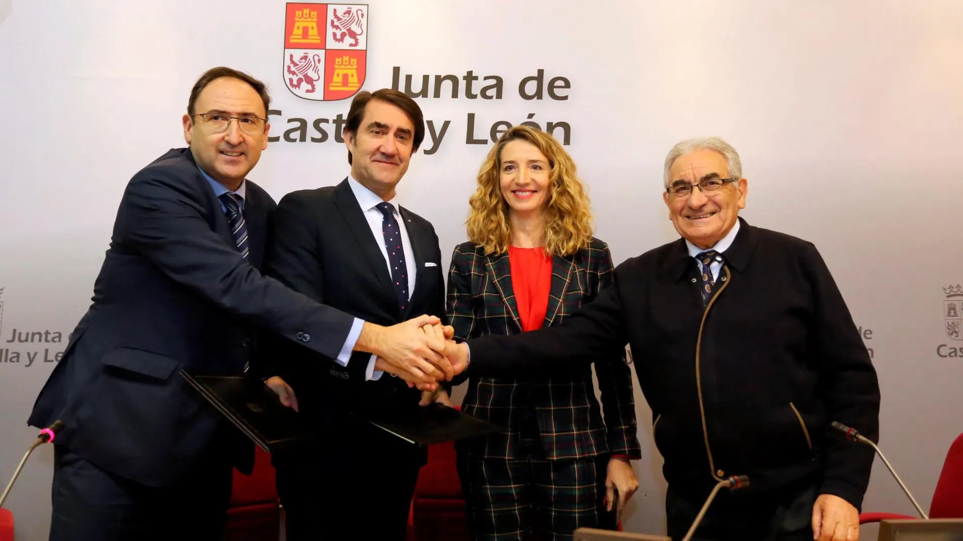 Los consejeros Alicia García y Suárez-Quiñones; el presidente de la FRMP, Alfonso Polanco; y Pedro Puente, de Secretariado Gitano, tras firmar el acuerdo