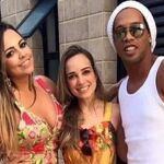 Ronaldinho posa con las dos mujeres / Twitter